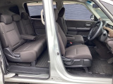 ベンチシートになってますので、お二人の乗車ですとゆったり座って頂けますよ!!