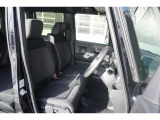 運転席・助手席はベンチシートになっております!運転席と助手席の間をスムーズに移動できます♪