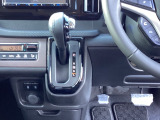 自然に手が届き、操作性の良いインパネシフトに、パーキングブレーキは、フットブレーキタイプなので、運転席と助手席の間はすっきりしています。