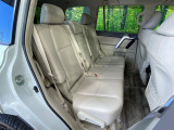 後部座席も気になるようなキズ・汚れやへたり等、大きなダメージはなく、良好な状態です。