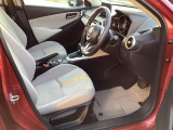 運転席はまっすぐな姿勢でシートに座り、足を自然に伸ばして操作できる位置各ペダルを配するという理想的なレイアウトを実現しています!ぜひMAZDAのドライビングポジションをご体感ください。