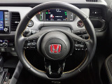 ハンドル左側にはオーディオ操作が出来るオーディオリモートコントロールスイッチ、右側にはHonda SENSINGとオートクルーズコントロールのスイッチを装備!