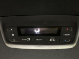 【リアオートエアコン】広い後部座席には必須の機能!風量や温度を自動で調整し前席と同様な車内環境にしてくれるリアオートエアコンを装備。夏の暑さも冬の寒さもストレスなく快適にお過ごしいただけます♪