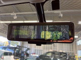 【インテリジェントルームミラー】後席の大きな荷物や同乗者で後方が確認しづらい時でも安心!カメラが撮影した車両後方の映像をルームミラー内に表示。クリアな視界で状況の確認が可能です!