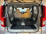 アレンジ次第で御覧のような広大なスペースが出現致します!広めの開口部分をとってありますので大きな荷物も簡単に積み込めます!使い勝手の良いラゲッジスペースです!