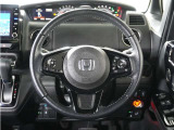 【Honda SENSING】 カメラ等装置で精度の高い検知能力を発揮、安全運転を支援します。ステアリング上のコントローラーに注目!