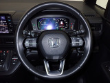 ハンドル左側にはオーディオ操作が出来るオーディオリモートコントロールスイッチ、右側にはHonda SENSINGとオートクルーズコントロールのスイッチを装備!
