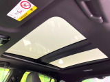 【ガラスルーフ】ガラスルーフ搭載で車内の解放感が一気にアップ!開放的なドライブをお楽しみいただけます。