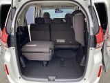 深さのあるラゲッジスペースです!!高さのあるお荷物もそのまま載せて頂く事も可能です!!サードシートも使えて便利です!!