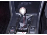 車と呼吸を合わせ走りを操る車の根源的な楽しさわ味わえる6MT!ショートストローク化と高剛性化することでスポーティでダイレクト感のあるシフトフィールを実現!