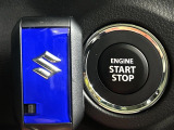 【キーレススタートシステム】カバンやポケットに入れたままでもドアの施錠・解錠が可能なスマートキーを装備。エンジンのオン・オフ時もカギを取り出す必要が無いからとっても便利です♪