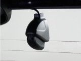 この車にはリアにもドライブレコーダーを装備しております◆映像・音声などを記録する自動車用の装置です。 もしもの事故の際の記録はもちろん、旅行の際の思い出としてドライブの映像を楽しむことができます。