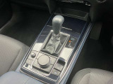 握りやすく操作しやすいシフトです。パーキングブレーキも電動なので運転席足元も広々です!