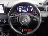 ハンドル左側にはオーディオ操作が出来るオーディオリモートコントロールスイッチ、右側にはHonda SENSINGとオートクルーズコントロールのスイッチを装備!