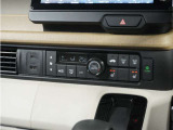 ◆オートエアコン装備◆ お好みの温度を設定をするだけで、後は、自動で風量を調節してくれます!快適にドライブが楽しめます。
