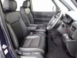 セパレートシートの採用で後席への移動ができます。運転席には高さ調整ができるシートハイトアジャスター機能が付いています。これなら小柄な方にも大柄な方にも自分にぴったりの運転姿勢がとれますね。