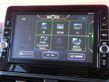ナビゲーション+AV 2画面表示(デュアルウィンドウ)、TV、FM/AM、Bluetooth Audio、SDカード、DVD再生、 CD録音/再生、ハンズフリーフォン、スマホ、Nissan Connectサービス対応の高性能9インチ大型ナビです。
