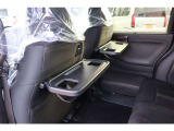 【シートバックテーブル】席背面には格納式のテーブルを装備。ちょっとした荷物が掛けられて便利なコンビニフック付です!