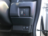 【片側電動スライドドア】リモコンや運転席のスイッチ操作のほか、ドアハンドルを少し引くだけでリアドアが自動開閉します♪