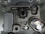 スペアタイヤ非装着のためパンク修理キット搭載