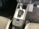 シンプルでとても使いやすいフロアシフトに、パーキングブレーキは電子制御パーキングブレーキです。