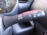 アダプティブLEDヘッドライトシステムは、照射パターンを変化させて対向車や先行車が眩しくならないようにハイビームをキープすることで、良好な視界を確保します。もちろん自動点灯/消灯するオートライトも。