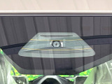 【スズキ セーフティサポート】走行中に前方の車両等を認識し、衝突しそうな時は警報とブレーキで衝突回避と被害軽減をアシスト。より安全にドライブをお楽しみいただけます。