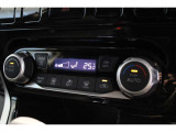 フルオートエアコンが装備されています!お好みの温度設定をするだけでエアコンの風量やモードの切り替えを自動でコントロールしてくれます!ユーザーの操作が少なく燃費走行にもつながります!