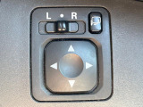 【電動格納ミラー】サイドミラーは電動格納式となっており、狭い駐車場でもキズがつくリスクを抑えられます。