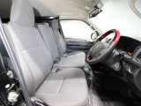 ゆったり室内で運転もしやすいです♪使い勝手の良い配置も考えられています!!