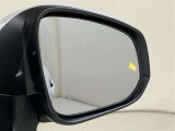 ウインカーミラーにはBSM(ブラインドスポットモニター)を搭載。隣を走る車両が死角に入るとLEDインジケーターを点灯。また、ウィンカーを出すとインジケーターも光って点滅!注意を促してくれます