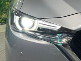 【LEDヘッドライト】悪天候や夜間走行時も良好な視界を確保し安心して運転できる高輝度LEDヘッドライトを装備!点灯速度が早く、消費電力も抑えられています。