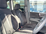 運転席まわりには十分なスペースがあり、大柄な方でもゆったり運転していただける環境です。