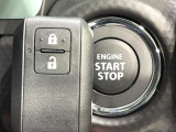【キーレススタートシステム】カバンやポケットに入れたままでもドアの施錠・解錠が可能なスマートキーを装備。エンジンのオン・オフ時もカギを取り出す必要が無いからとっても便利です♪