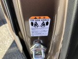SRSサイドエアバッグのシールです。運転席助手席対応です。