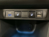 始動直後から温まるシートヒータースイッチとオーディオ機器やスマートフォンを直接カーオーディオに接続できるUSB端子や、充電用USB端子が配置されています。