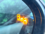 【ブラインドスポットモニター】走行中、ドアミラーの死角になりやすい箇所に後続車が接近するとサイドミラーのレンズに警告を表示!ドライバーに注意喚起をしてくれます。