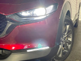 【LEDヘッドライト】悪天候や夜間走行時も良好な視界を確保し安心して運転できる高輝度LEDヘッドライトを装備!点灯速度が早く、消費電力も抑えられています。