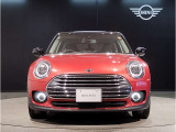 MINIのフロントグリルのデザインはイギリスで生まれた当初から、シルバーのサイドバーが折り重なった伝統的なデザインで御座います。その伝統はBMWのお車になってからでも少しずつ形を変えて守られております
