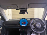 MINIの内装はとにかく『円』に拘ったデザインコンセプトが一目で伝わってきます。これほど円形に拘った車は他に御座いません。伝統のデザイン、トグルスイッチなど遊び心のある内装です。