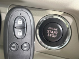 【キーレススタートシステム】カバンやポケットに入れたままでもドアの施錠・解錠が可能なスマートキーを装備。エンジンのオン・オフ時もカギを取り出す必要が無いからとっても便利です♪
