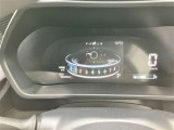 とっても見やすいメーターです。夜間時はラグジュアリーな気分にさせてくれる照明が魅力ですので、夜のドライブも楽しみになりますよ♪