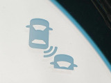 【ブラインドスポットインフォメーション】走行中、ドアミラーの死角になりやすい箇所に後続車が接近するとサイドミラー付近に警告を表示、ドライバーに注意喚起をしてくれます。