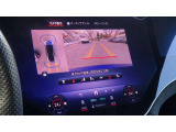 【360度カメラシステム】リバースと連動し、車両後方の映像をディスプレィに表示歪みの少ないカメラにより鮮明な画像で後退の運転操作をサポートします。