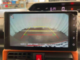 【バックモニター】 駐車時に車両後方の様子を見ることができるので、運転の不安を軽くします。