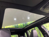 【ガラスルーフ】ガラスルーフ搭載で車内の解放感が一気にアップ!開放的なドライブをお楽しみいただけます。