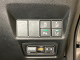Hondaセンシング用の、VSA(ABS+TCS+横滑り抑制)解除と路外逸脱抑制機能などのオンオフスイッチはハンドルの右側に装備しています。その下にETC2.0がついています。