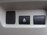 寒い日に、スイッチONで冷えた手も温まるステアリングヒーター。冬の運転の快適性に貢献します。寒冷地仕様でドアミラーもヒーター付きです。