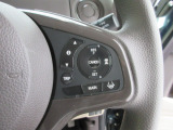 ハンドル右側にはクルーズコントロールのスイッチが装備され運転中の操作も安心して行えます!
