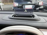 カラーヘッドアップディスプレイ付き。少ない視線移動で情報を確認できるので、運転の疲労軽減に繋がりますよ♪